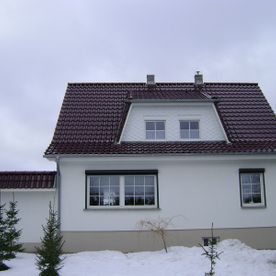 Dachprojekt von Dachbau-Meisterbetrieb Wöllner, Haus mit dunklem Ziegeldach
